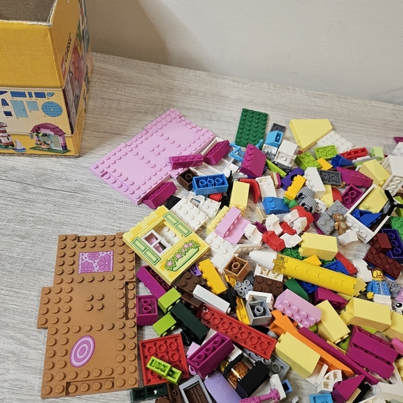 LEGO Classic Storage Box and Unknown Number Of Assorted Buildable Lego Pieces - Picture 11 of 13